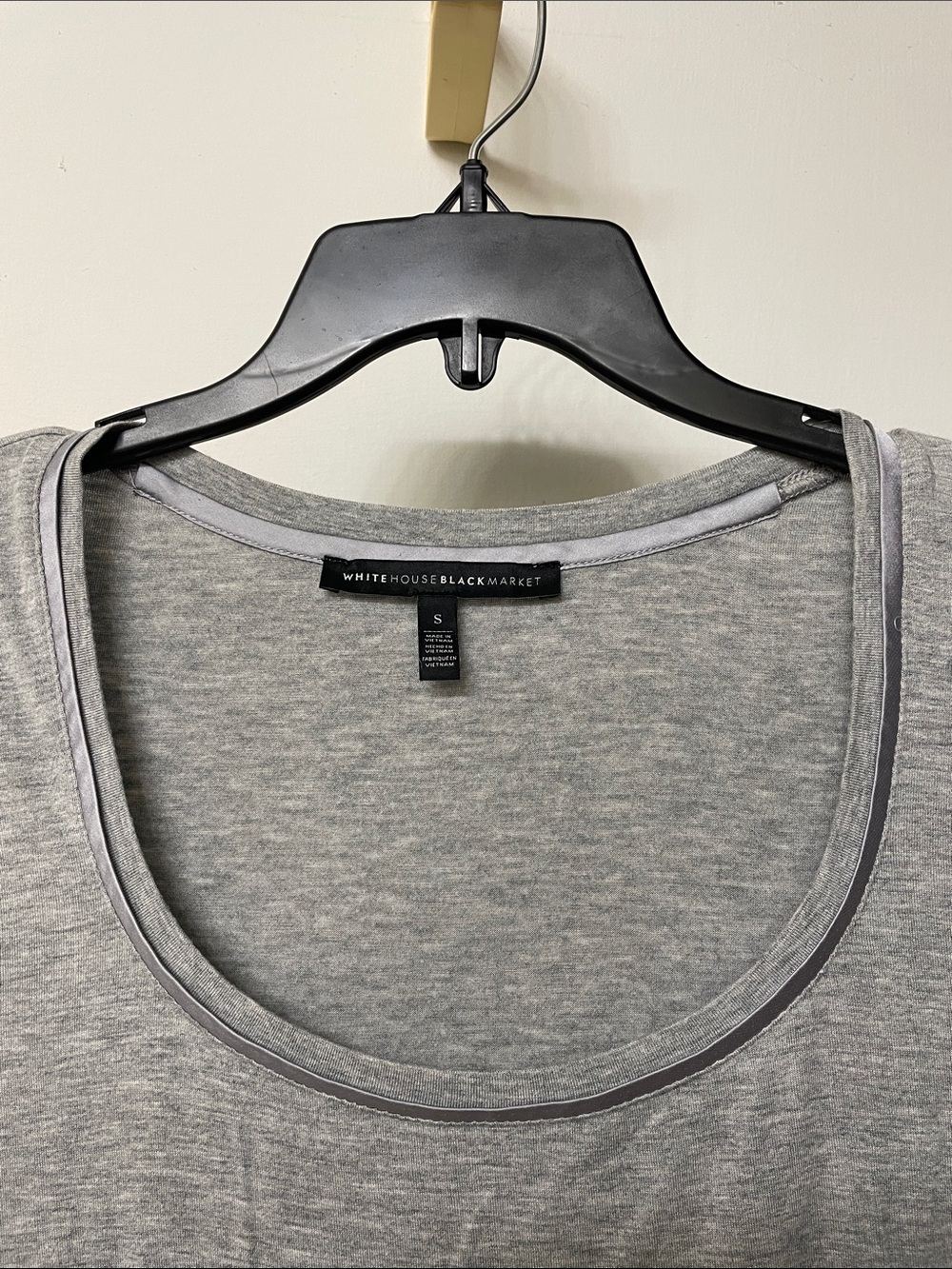White House Black Market Heather Gray Scoop Neck Short Sleeve Tee - Picture 3 of 4
